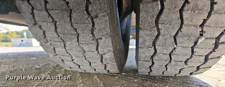 image for item EK0887 2001 International  4700 flatbed truck