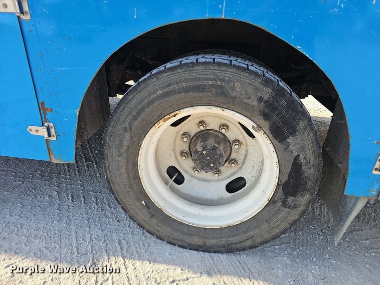 image for item EK0887 2001 International  4700 flatbed truck