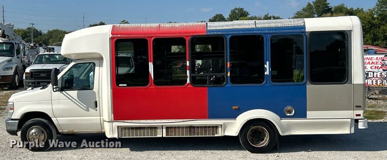 image for item EK3403 2012 El Dorado 250 Aerotech shuttle bus