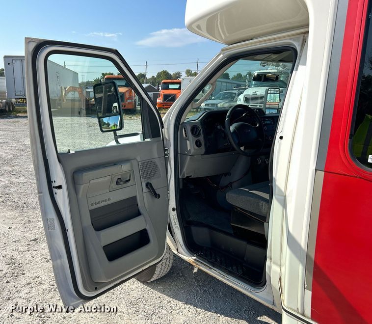 image for item EK3403 2012 El Dorado 250 Aerotech shuttle bus