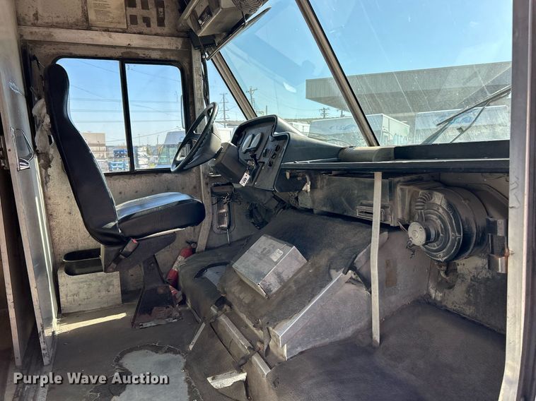 image for item EK3434 2004 Freightliner MT45 delivery van