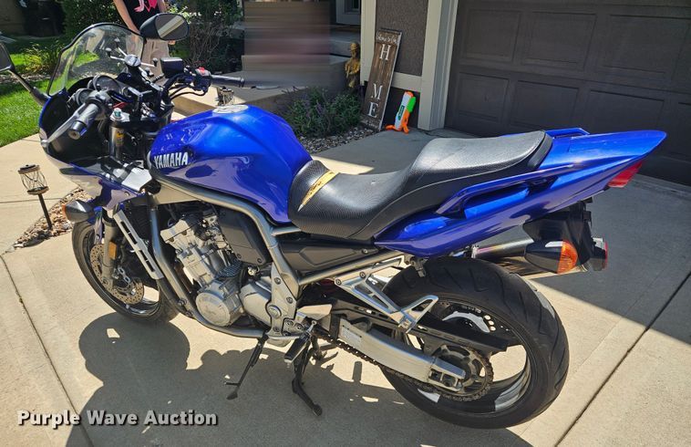 image for item EN0036 2001 Yamaha  ZF1000 motorcycle