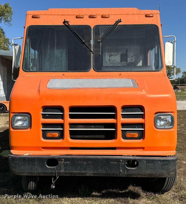 image for item EN0039 1990 International  1652 delivery truck
