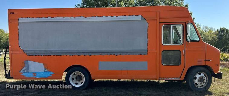 image for item EN0039 1990 International  1652 delivery truck