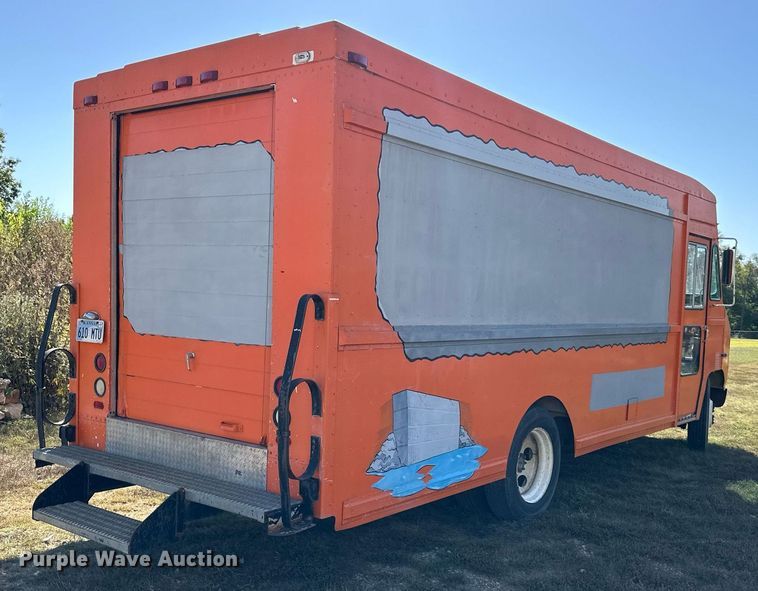 image for item EN0039 1990 International  1652 delivery truck