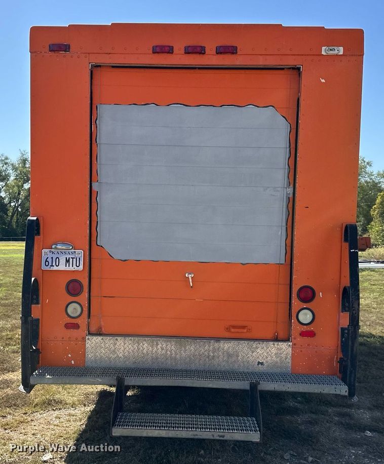 image for item EN0039 1990 International  1652 delivery truck