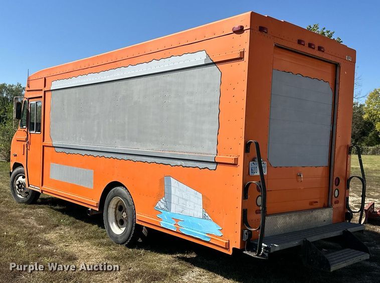 image for item EN0039 1990 International  1652 delivery truck