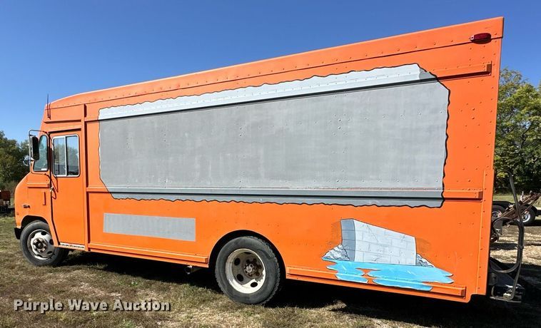 image for item EN0039 1990 International  1652 delivery truck