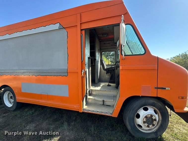 image for item EN0039 1990 International  1652 delivery truck