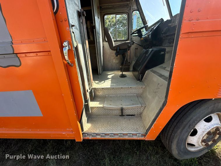 image for item EN0039 1990 International  1652 delivery truck