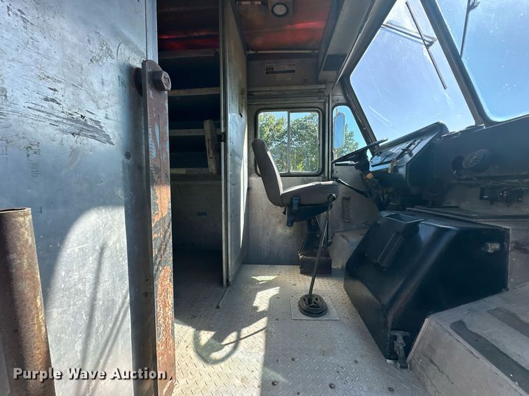 image for item EN0039 1990 International  1652 delivery truck