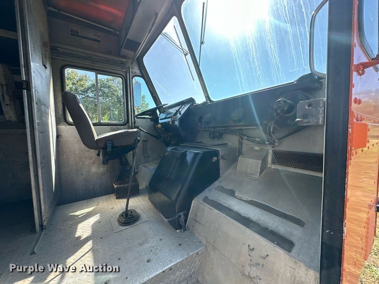 image for item EN0039 1990 International  1652 delivery truck