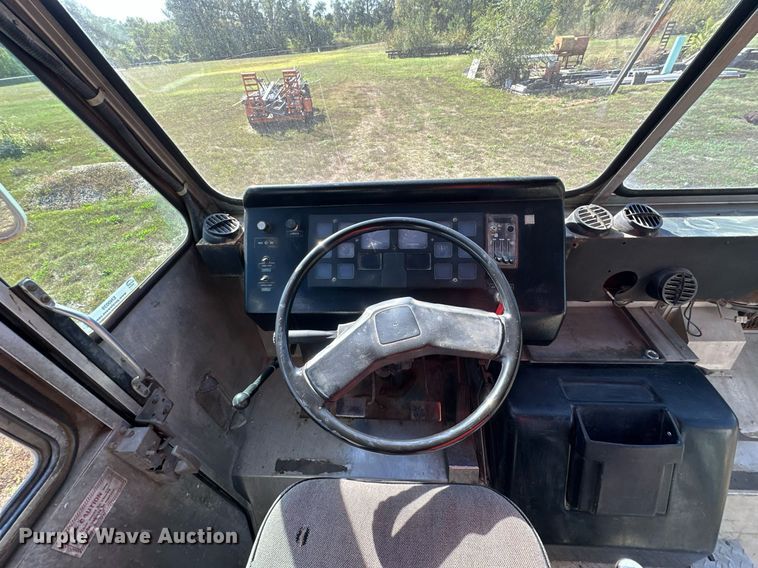 image for item EN0039 1990 International  1652 delivery truck