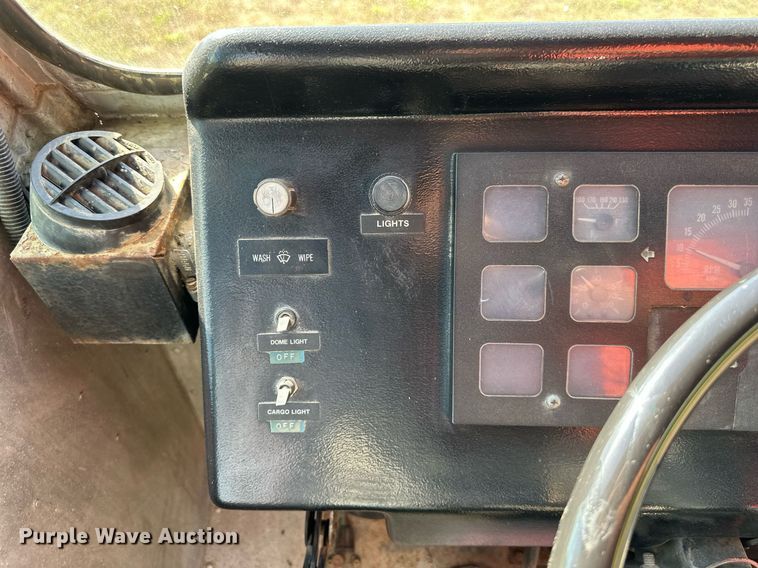 image for item EN0039 1990 International  1652 delivery truck