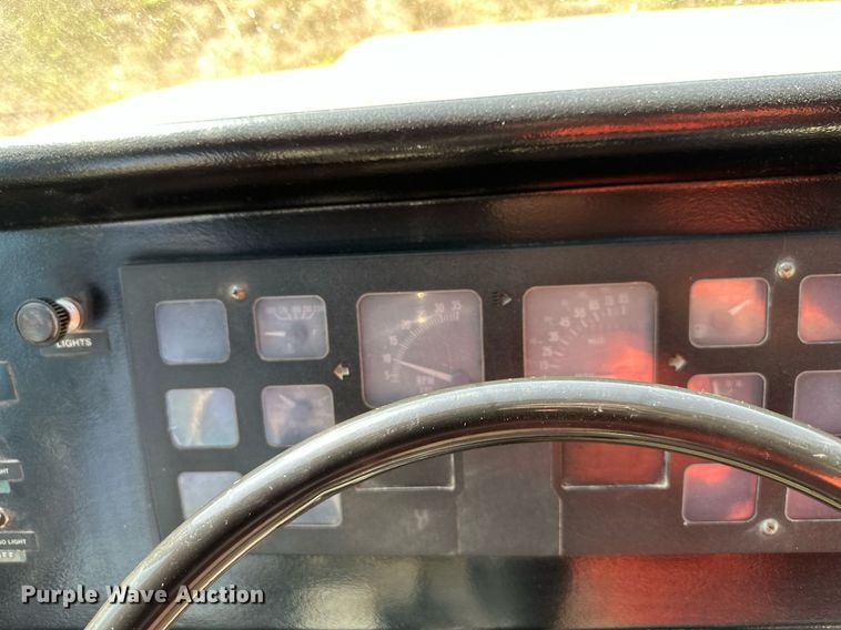 image for item EN0039 1990 International  1652 delivery truck