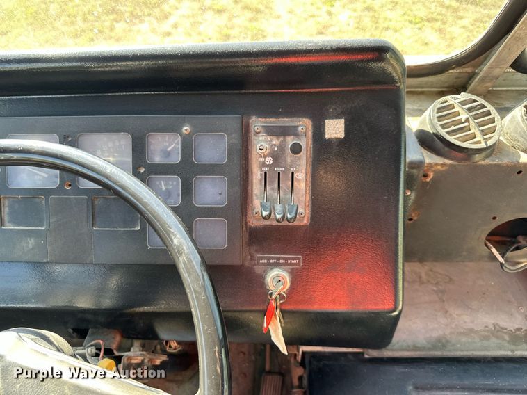 image for item EN0039 1990 International  1652 delivery truck