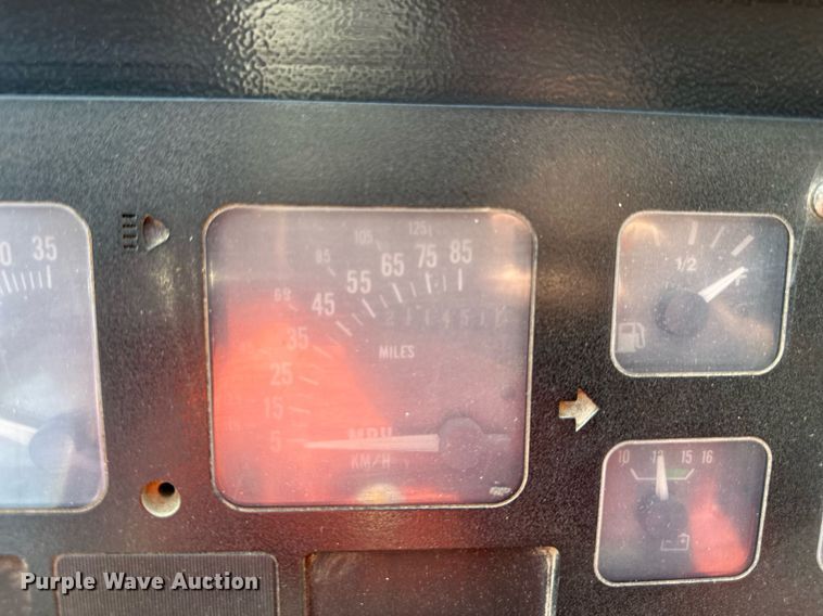 image for item EN0039 1990 International  1652 delivery truck