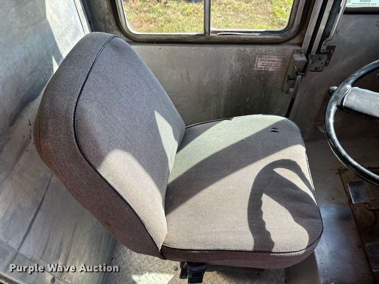 image for item EN0039 1990 International  1652 delivery truck