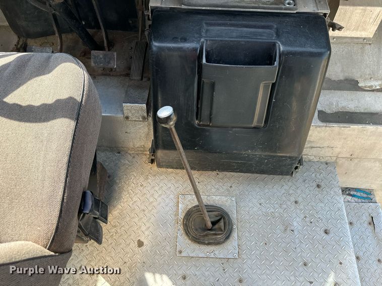 image for item EN0039 1990 International  1652 delivery truck