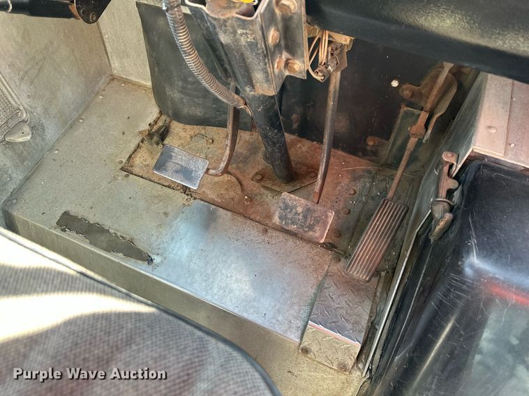 image for item EN0039 1990 International  1652 delivery truck