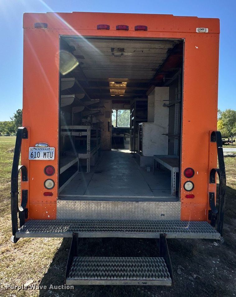 image for item EN0039 1990 International  1652 delivery truck