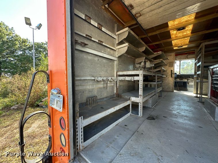 image for item EN0039 1990 International  1652 delivery truck