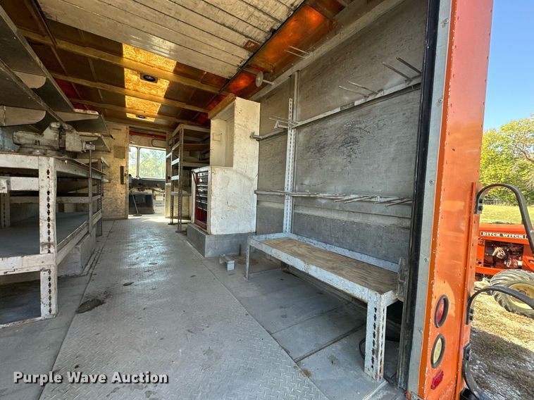 image for item EN0039 1990 International  1652 delivery truck