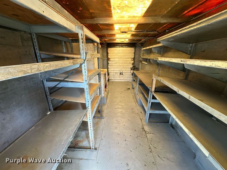 image for item EN0039 1990 International  1652 delivery truck