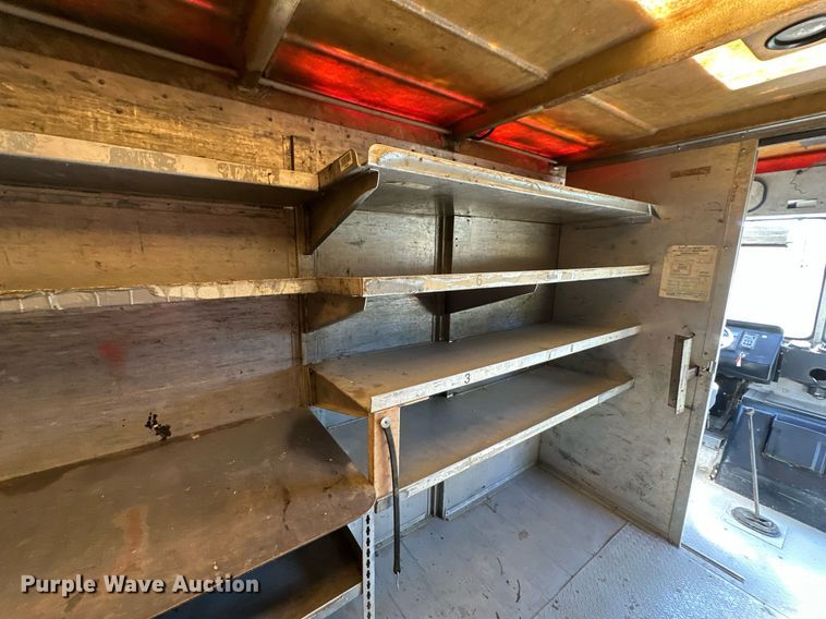 image for item EN0039 1990 International  1652 delivery truck