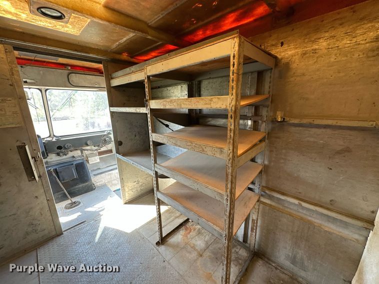 image for item EN0039 1990 International  1652 delivery truck