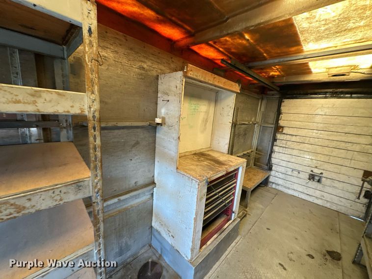 image for item EN0039 1990 International  1652 delivery truck