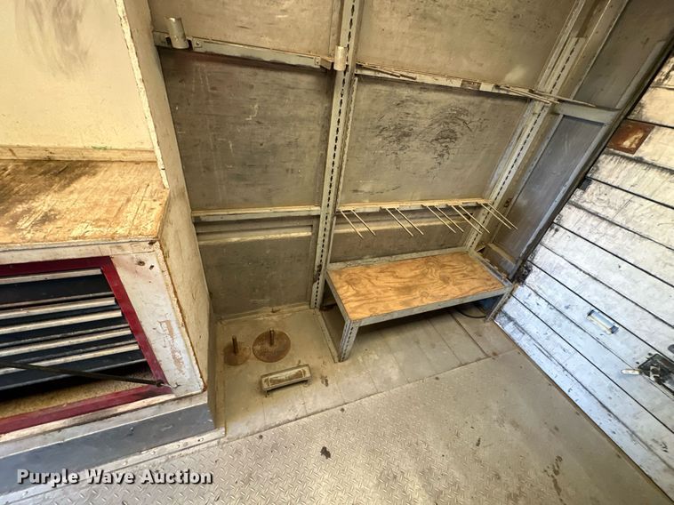 image for item EN0039 1990 International  1652 delivery truck