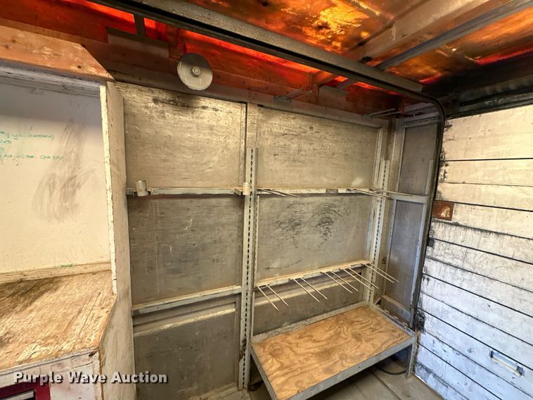 image for item EN0039 1990 International  1652 delivery truck