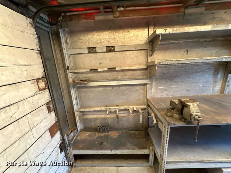 image for item EN0039 1990 International  1652 delivery truck