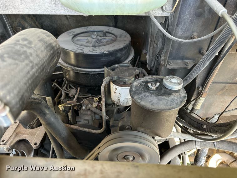 image for item EN0039 1990 International  1652 delivery truck