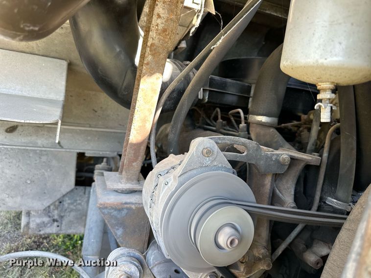 image for item EN0039 1990 International  1652 delivery truck