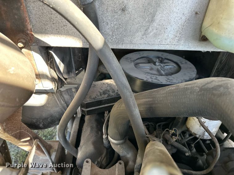 image for item EN0039 1990 International  1652 delivery truck