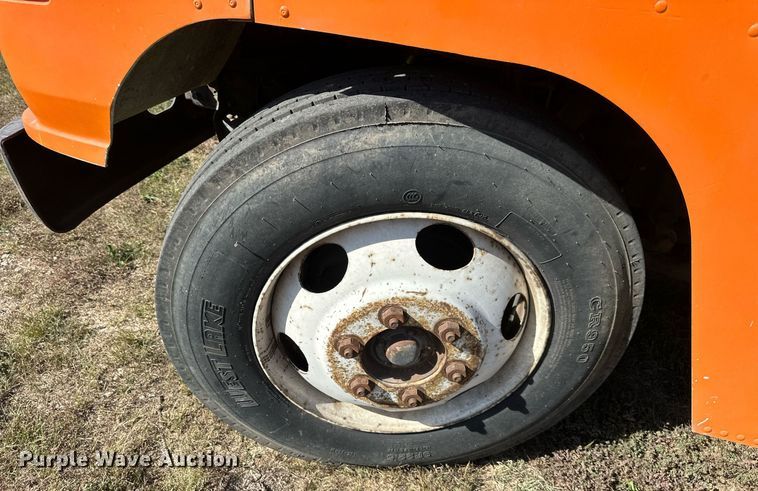 image for item EN0039 1990 International  1652 delivery truck