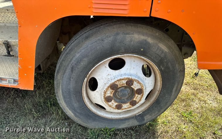 image for item EN0039 1990 International  1652 delivery truck