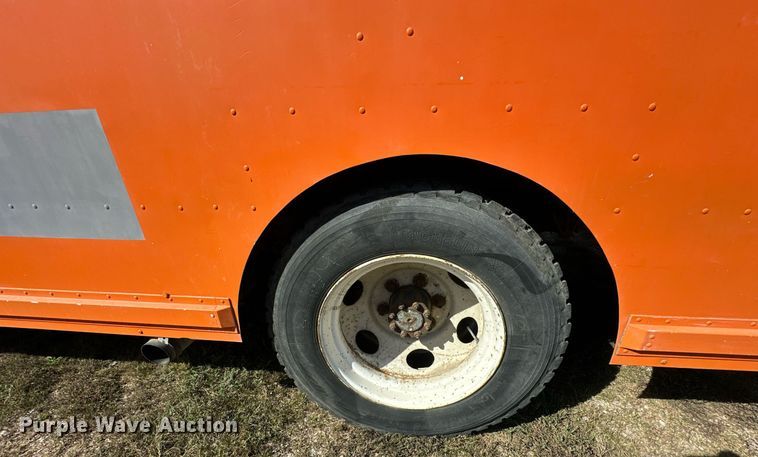 image for item EN0039 1990 International  1652 delivery truck