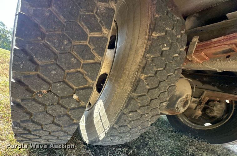 image for item EN0039 1990 International  1652 delivery truck