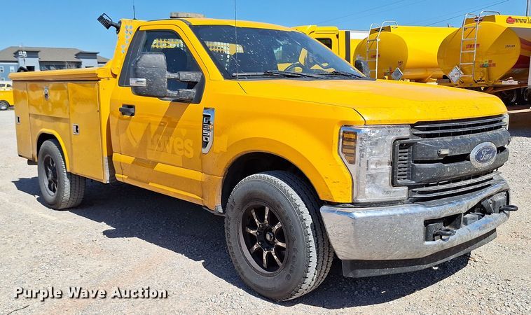 image for item EQ2214 2018 Ford F350 Super Duty utility bed pickup truck