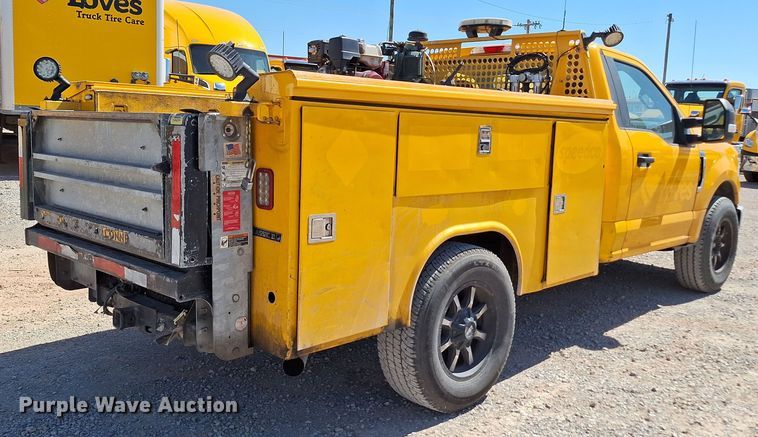 image for item EQ2214 2018 Ford F350 Super Duty utility bed pickup truck