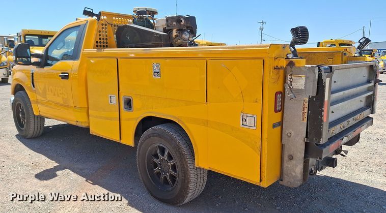 image for item EQ2214 2018 Ford F350 Super Duty utility bed pickup truck