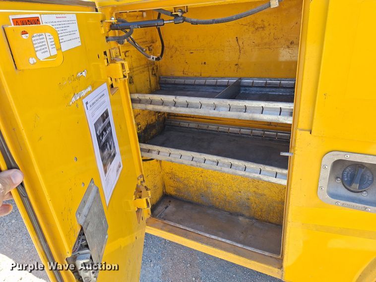 image for item EQ2214 2018 Ford F350 Super Duty utility bed pickup truck