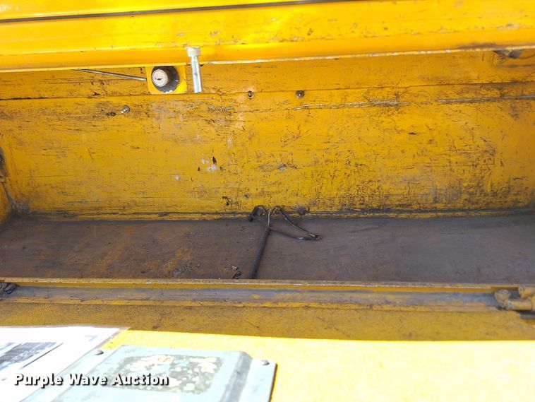 image for item EQ2214 2018 Ford F350 Super Duty utility bed pickup truck