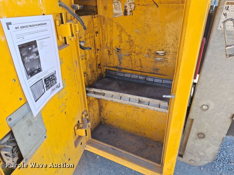 image for item EQ2214 2018 Ford F350 Super Duty utility bed pickup truck