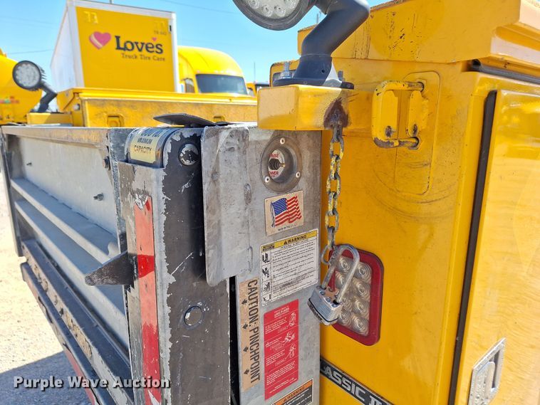 image for item EQ2214 2018 Ford F350 Super Duty utility bed pickup truck