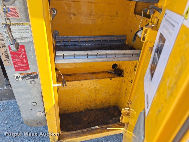 image for item EQ2214 2018 Ford F350 Super Duty utility bed pickup truck