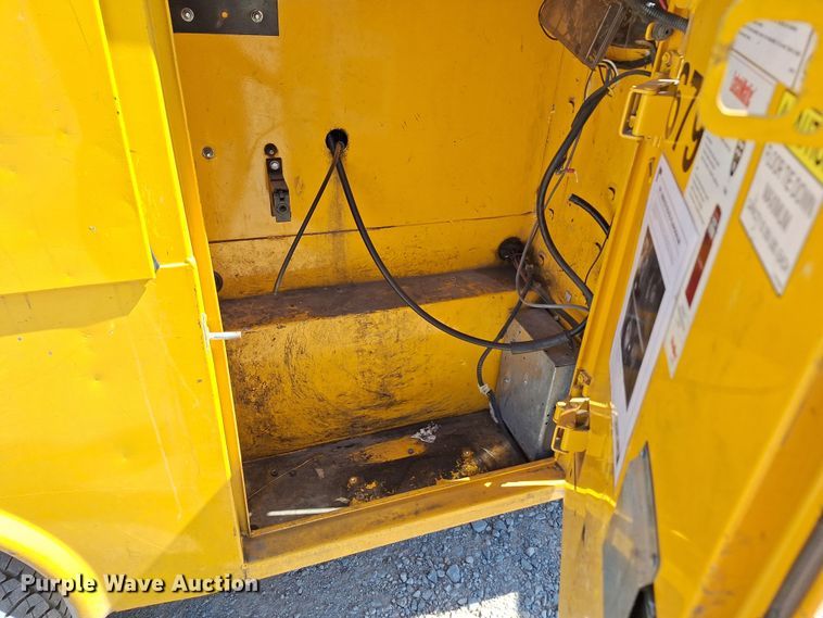 image for item EQ2214 2018 Ford F350 Super Duty utility bed pickup truck